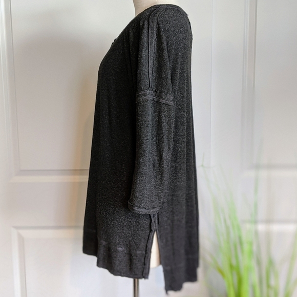 Bordeaux Tee 3/4 Sleeve Exposed Seams Round Neck High Low Hem Charcoal M NWOT - Picture 4 of 7